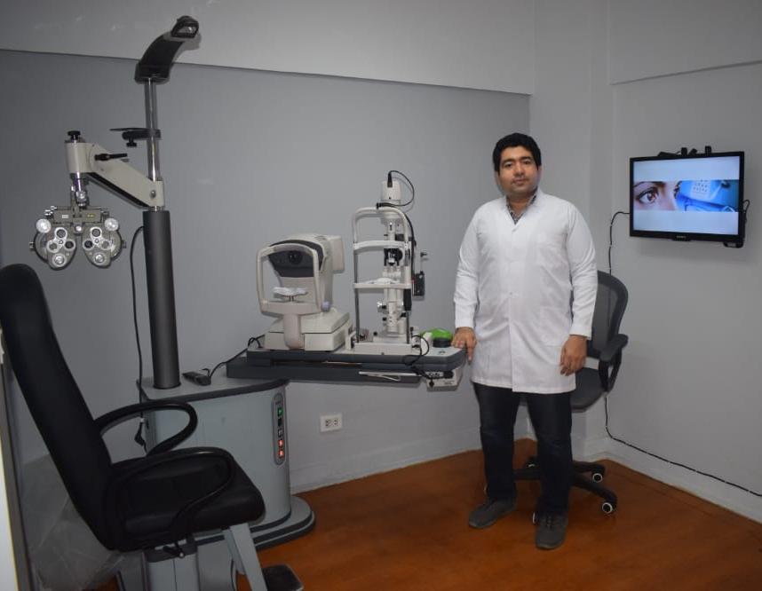 دكتور كريم عادل إستشاري طب وجراحة العيون