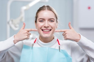 دكتور حسين الطباخ إستشاري الأسنان والتركيبات عيادة كريستال لطب الاسنان