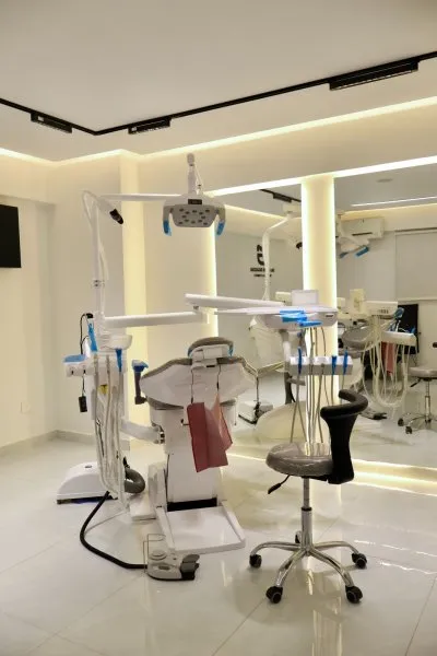 دكتور عمر الجزار أخصائى تقويم شفاف وتجميل أسنان