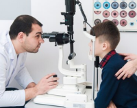علامات يجب فورا أخذ طفلك لزيارة طبيب عيون الأطفال 