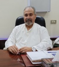 الاستاذ الدكتور أحمد سعد أستاذ الجراحة العامة وجراحة الأورام