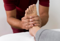 أسباب تشنج أصابع القدم وطرق علاجها