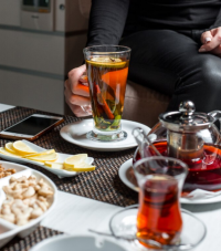 هل الشاي بعد الأكل مباشرة مضر ام مفيد وافضل وقت لتناوله