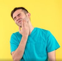 ما هي مسببات شرخ الأسنان وهل يتسبب في فقدانها وكيف يمكن معالجتها
