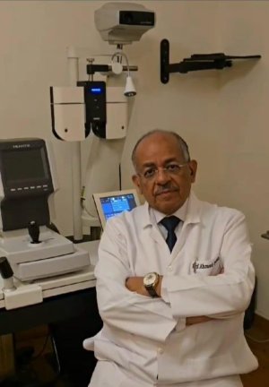 الأستاذ الدكتور / أحمد محمد عثمان أستاذ جراحة و طب العين كلية الطب جامعة الإسكندرية