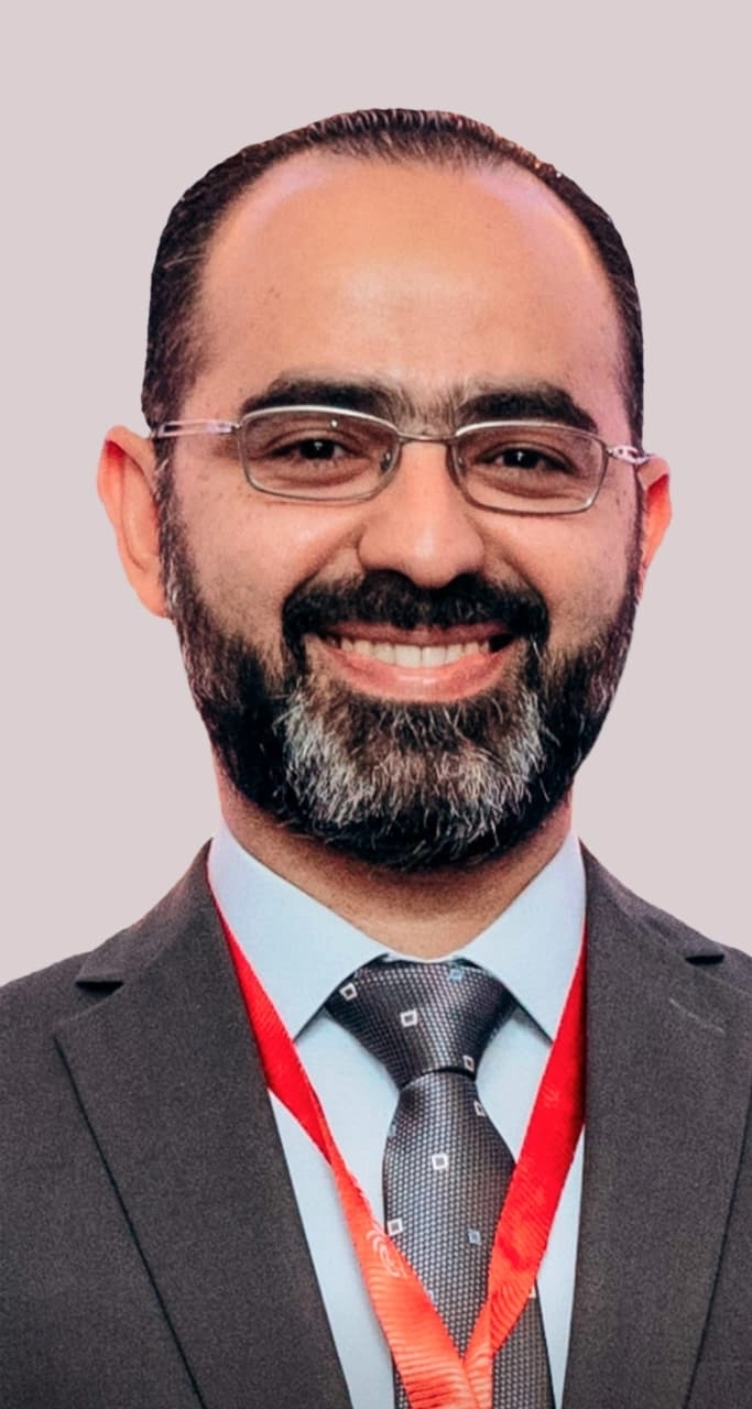دكتور محمد ابراهيم صالح استاذ العيون والقرنية