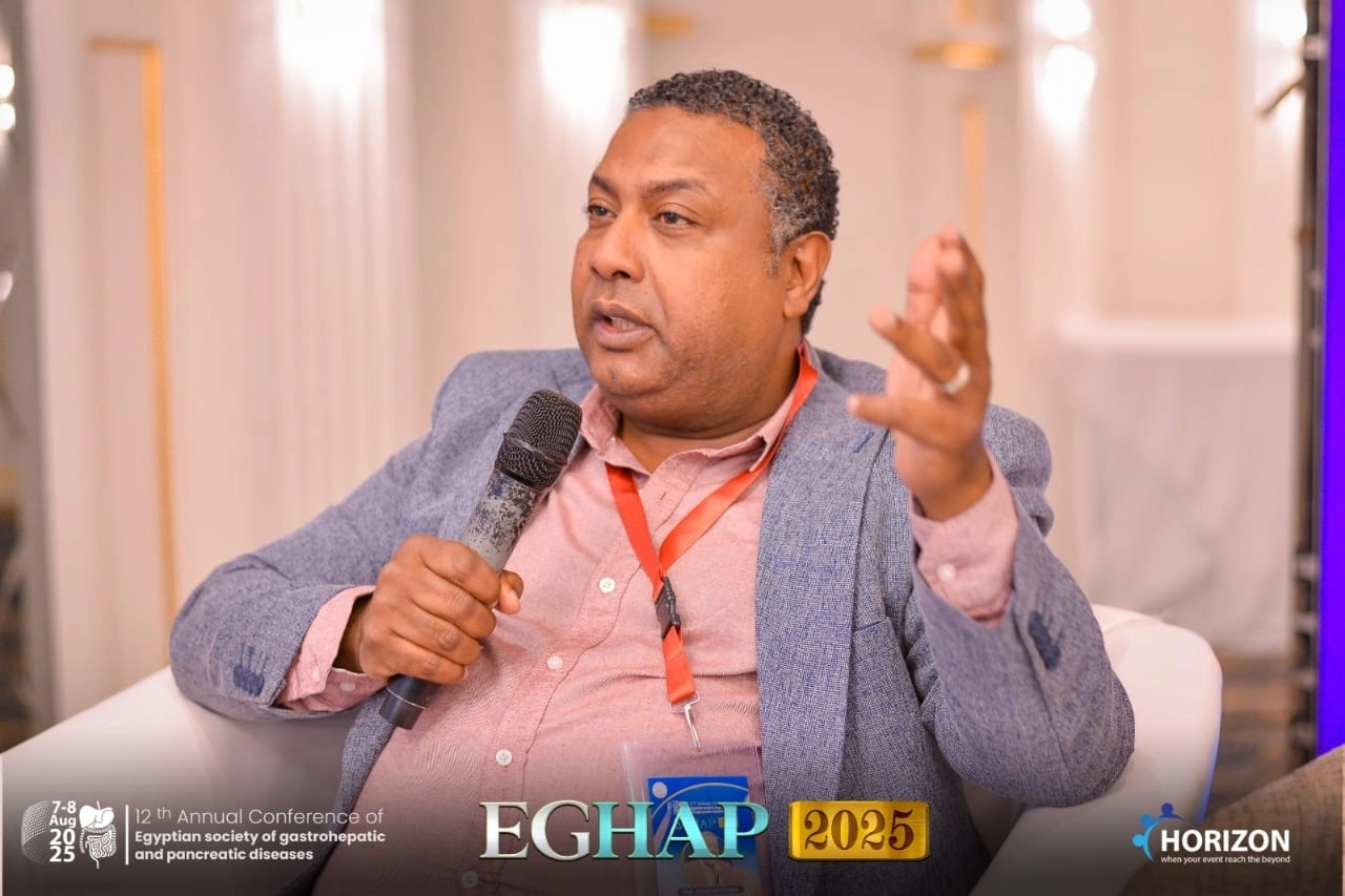 دكتور محمد الشاطر استاذ باطنة و كبد و جهاز هضمى و مناظير