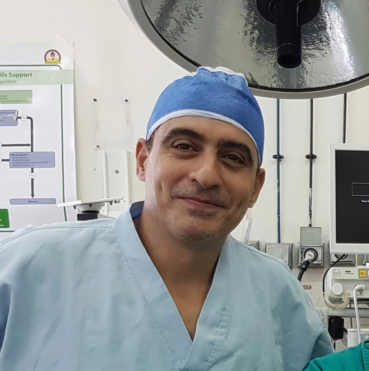 دكتور محمود خيرى جبر استشارى اول وكبير جراحى التجميل 