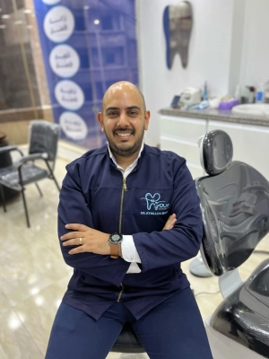 دكتور كيرلس منير طبيب وجراح الفم والأسنان