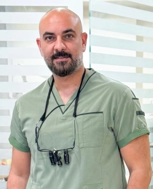 دكتور محمد مصطفى العُر اخصائي زراعة و تجميل الاسنان