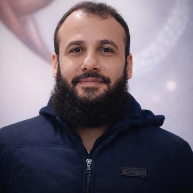 دكتورأحمد محمد ياسين أخصائي طب و جراحة الفم و الأسنان