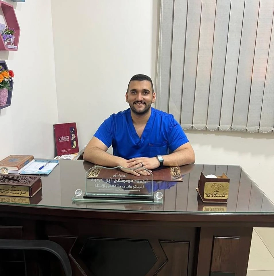 دكتور أحمد مصطفى أبو عجوة  أخصائي طب وجراحة الأسنان