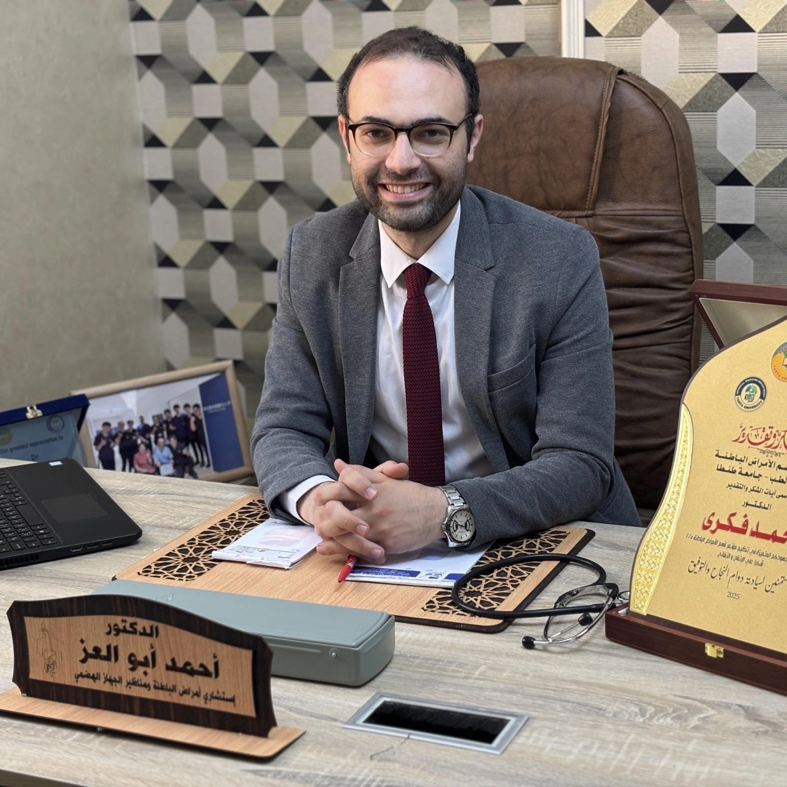 دكتور أحمد فكري أبو العز استشاري باطنة و جهاز هضمي و كبد