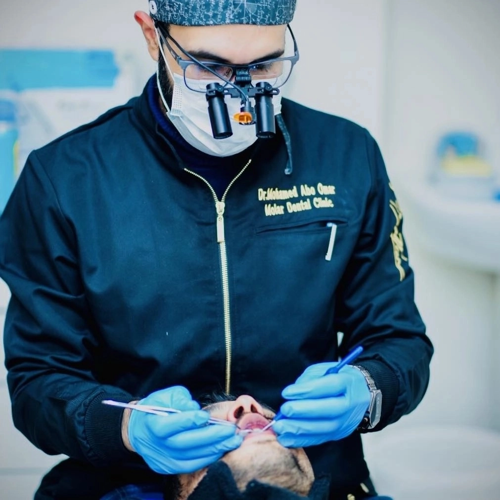 دكتور محمد ابو عمر  اخصائي تجميل و زراعة الاسنان