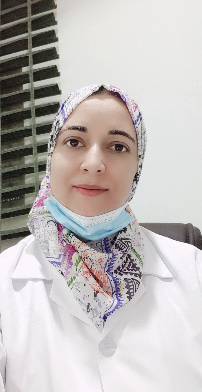 دكتورة ابتسام غريب استشارى طب وتجميل الاسنان