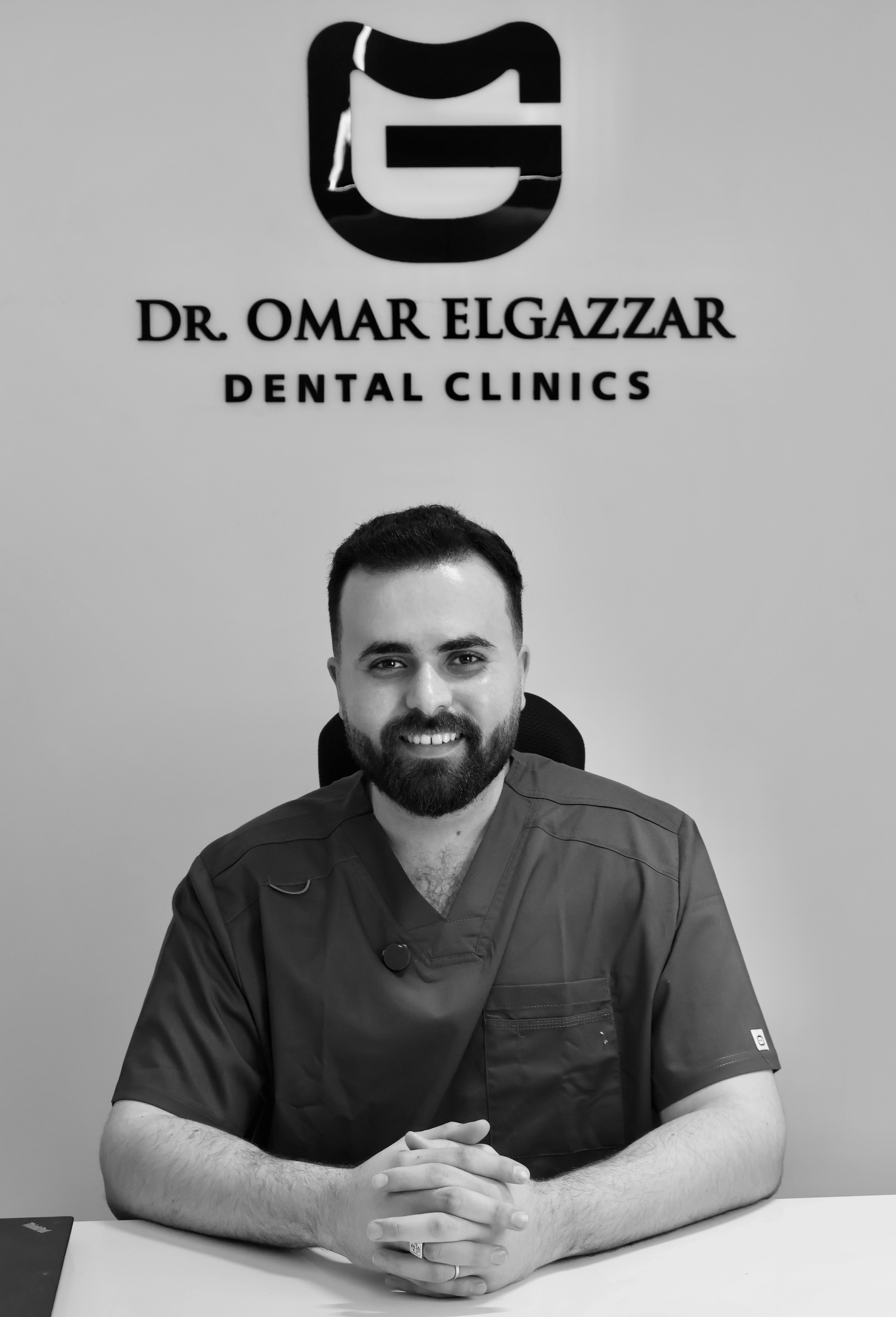 دكتور عمر الجزار أخصائى تقويم شفاف وتجميل أسنان