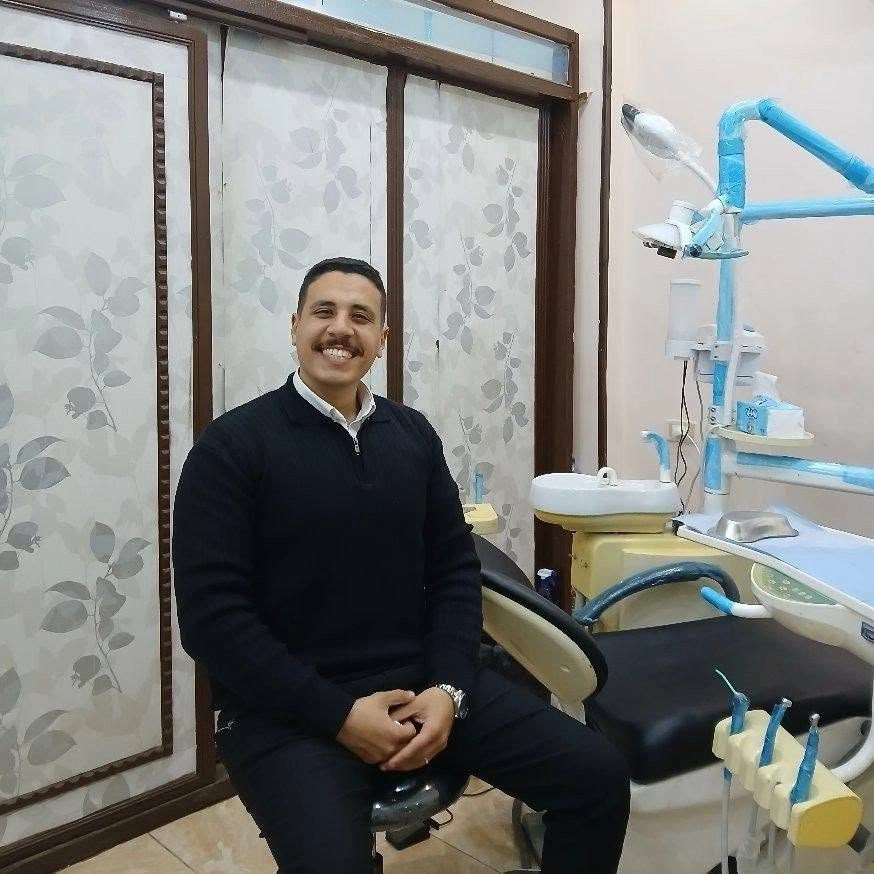 دكتور مصطفى محمود أخصائى طب وجراحة الفم والأسنان