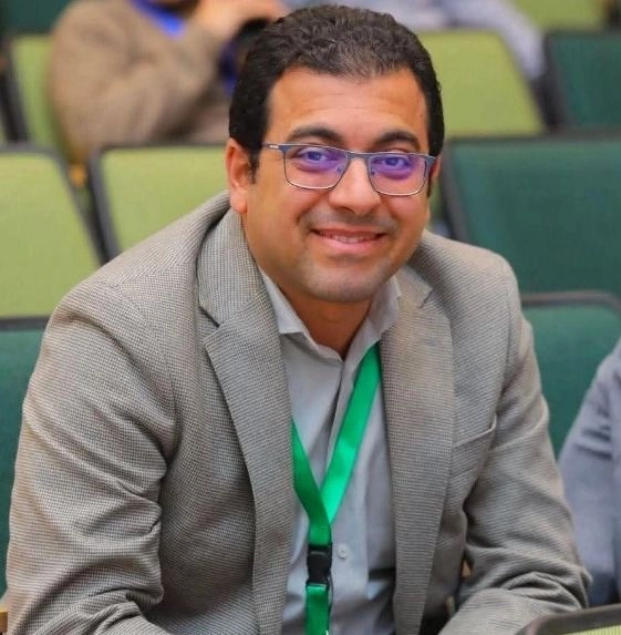 دكتور أحمد سعيد أستاذ جراحة المخ والأعصاب والعمود الفقرى