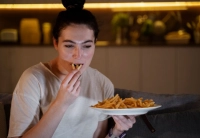 هل تناول الطعام ليلاً يزيد الوزن؟