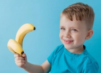 أضرار الإفراط من تناول الموز للأطفال الرضع