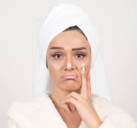 أسباب الزوائد الجلدية على الوجه وأفضل الوصفات للتخلص منها