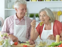 العناصر الغذائية الأساسية لصحة كبار السن