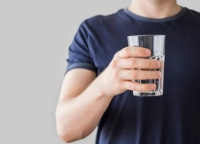 هل شرب الماء بعد الأكل مباشرة مضر ام لا ؟