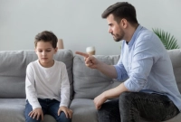 التعامل السئ مع الطفل وكيف يؤثر على سلوكه