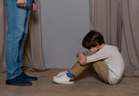 The most important signs of emotional deprivation in children and how to deal with them