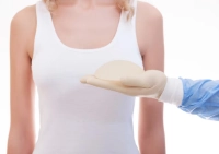 عيوب عملية تكبير الثدي مع حلول لتجنبها