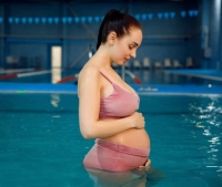 Benefits of swimming for pregnant women, but with conditions