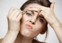 أسباب ظهور قشرة الرموش والحواجب وطرق علاجها والوقاية منها
