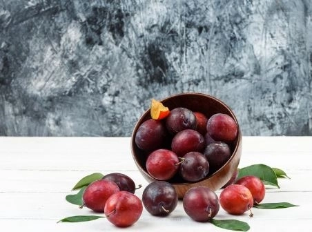 فوائد البرقوق للشعر في الجو الحار النعومة والقوة في مكون واحد