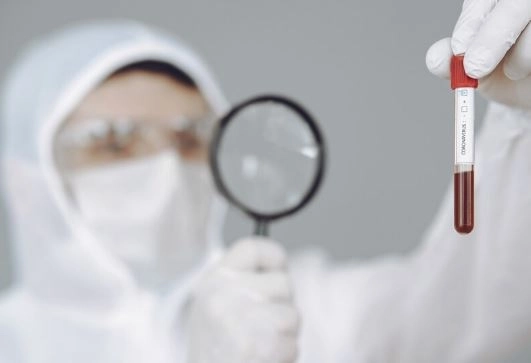 ما هو تحليل hs-CRP؟ ولماذا يطلبه الطبيب للكشف عن الالتهابات الخفية