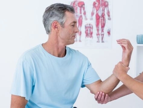 What is Reiki therapy and how does it work Benefits session procedure and is it safe