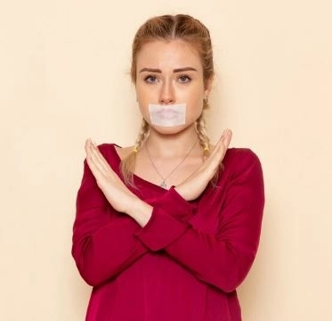 هل متلازمة توريت خطيرة؟ الأسباب الأعراض والعلاج