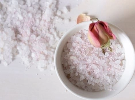غسل المهبل بالماء والملح علاج طبيعي أم خطر على صحتك