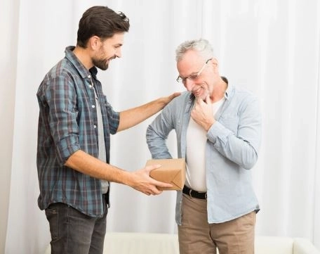أخذ الوالدين لراتب الابن متى يكون جائزًا ومتى لا