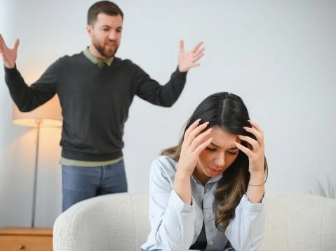 تنمر الزوج على الزوجة الأسباب العلامات والعلاج بخطوات سهلة