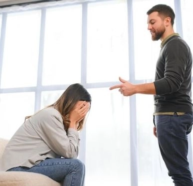 غيرة الزوج من أهل الزوجة الأسباب  وطرق التعامل معها بذكاء