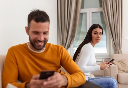التجسس على الزوج لماذا يجب أن تتوقف عن تفتيش هاتف شريكك