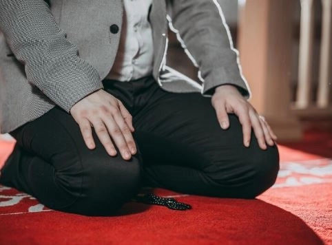 التعامل مع الخوف ونوبات الهلع أثناء الصلاة الأسباب والحلول
