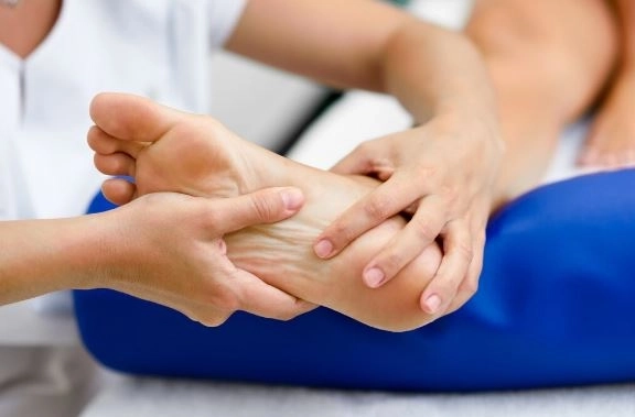 تقوس أصابع القدم هل الحذاء الضيق السبب وهل الوزن والأطفال لهم علاقة تقوس أصابع القدم هل الحذاء الضيق السبب وهل الوزن والأطفال لهم علاقة