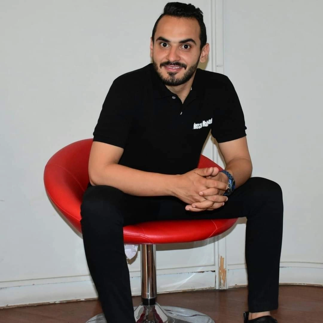 دكتور حسام محمود اخصائى تجميل الاسنان سمايلى دنتال كير