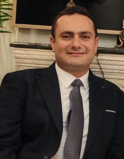 دكتور مؤمن اسامة أخصائى زراعة الأسنان