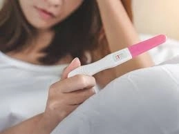هل تأخر الحمل دائمًا مقلق؟ نصائح د. سحر المرشدي للزوجين