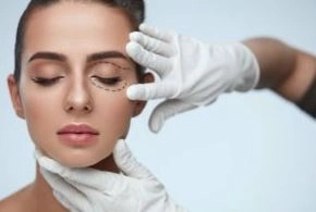 جراحة تجميل العيون: دقة طبية لتعزيز الشكل والوظيفة