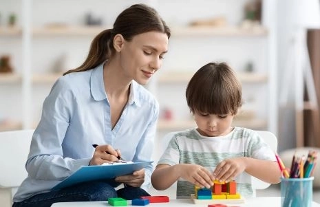 متابعة النمو والتطور الحركي والعقلي للأطفال 