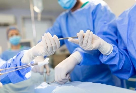 الفتق بالمنظار: التقنية الحديثة لعلاج الفتق بدقة وأمان