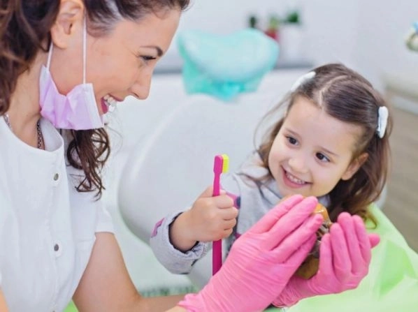 طب أسنان الأطفال: العناية الدقيقة بأسنان صغار السن مع دكتور محمد غانم طب أسنان الأطفال: العناية الدقيقة بأسنان صغار السن مع دكتور محمد غانم